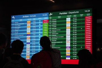 El Gobierno advirtió por posibles denuncias y multas millonarias ante el paro de controladores aéreos